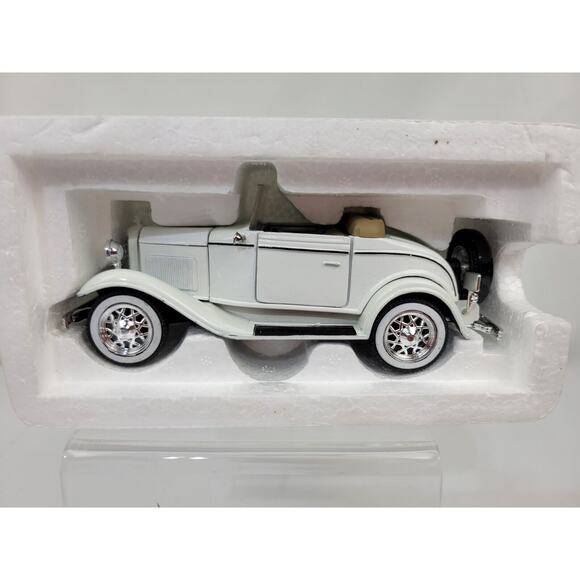 National Motor Museum Mint ARKO Ford 1932 Model 18 V-8 Cabriolet White 1:32 - Picture 8 of 8